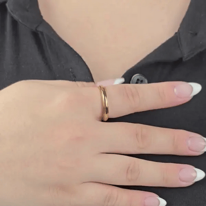 Animatie van draaiende gouden Amara fidget ring met golvend patroon – Luminora